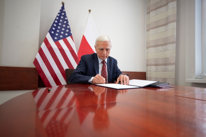 Pełnomocnik rządu ds. strategicznej infrastruktury energetycznej Piotr Naimski podpisuje umową Polska-USA
